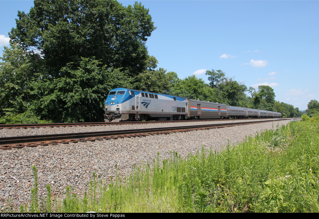 Amtrak 124 with train 07T heading West